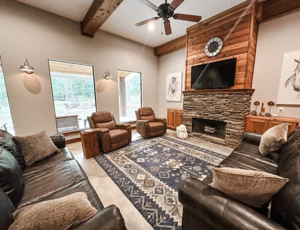 Lazy Pines TX Big Cabin Living Room with Views